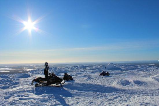 Perhesafarit Snowmobile Safaris